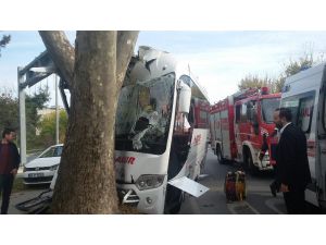 Havalimanına Yolcu Taşıyan Servis Aracı Bakırköy’de Kaza Yaptı