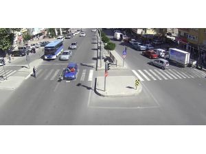 Niğde’de Mobese Kameralarına Yansıyan İlginç Kazalar