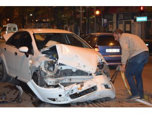 Otomobil İle Minibüs Çarpıştı: 1 Yaralı