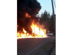 Kilis’te Yağ Yüklü Tırın Yanması Sonucu Gökyüzünü Alevler Kapladı (1)