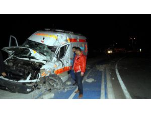 18 Günlük Hasta Bebeğin Taşındığı Ambulans İle Tır Çarpıştı: 3 Yaralı