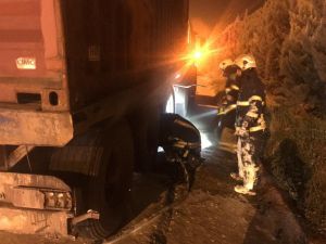 Teker Kısmından Alev Alev Yanan Tır Kül Olmaktan Kurtarıldı