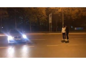 İstanbul’da Lüks Otomobilli Magandalar Caddeyi Trafiğe Kesip “Drift” Yaptı