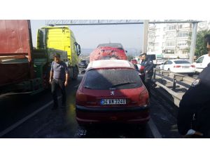 Alev Alan Araç E-5 Karayolunda Trafiği Kilitledi