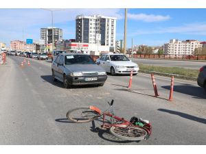 Otomobil Bisiklete Çarptı: 1 Yaralı