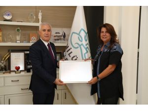 Huzurevi Sakinlerine Gönüllü Bakım Yapan Kuaföre Ödül