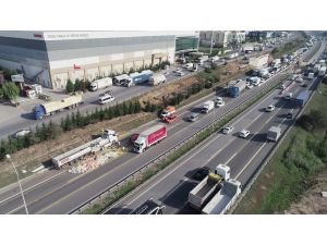 Tem Otoyolu Şekerpınar Mevkiinde Tır Devrildi: 1 Yaralı