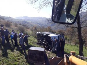 Yolcu Minibüsü Şarampole Yuvarlandı: 1 Yaralı
