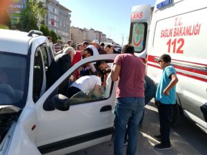 Park Halindeki Araca Çarpıp Sıkıştılar