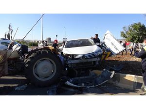 Aynı Kavşakta Bu Defa Traktörle Otomobil Çarpıştı: 3 Yaralı