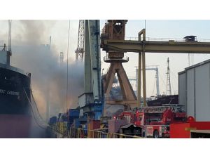 Tuzla’da Tersaneler Bölgesinde Gemide Yangın