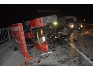 Tokat’ta Otomobil Traktöre Çarptı: 2 Yaralı
