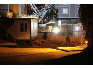 Ümraniye’de Metro İnşaatı Çalışması Sırasında Yol Çöktü. Kayıp 2 Güvenlik Görevlisini Arama Çalışması Sürüyor.