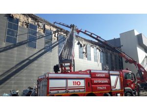 Ekipler, Çöken Çatının Altında Kalan İşçiye Ulaştı