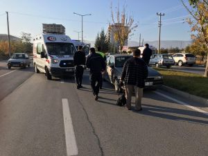 Otomobil Yolun Karşısına Geçmeye Çalışan 3 Kişiye Çarptı