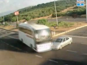 Otobüsün Otomobile Çarptığı Anlar Kamerada