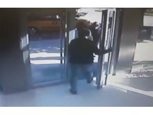 Antalya’da Banka Kapısından Giriş Kavgası Kamerada