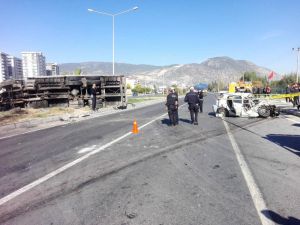 Karşı Şeride Geçen Otomobil Tüp Kamyonun Altına Girdi: 1 Ölü