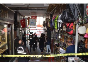Eski Karısını Bıçakladı, Saklanmak İçin Cuma Namazına Gitti, Camide De Bir Kişiyi Bıçaklayıp Polise Teslim Oldu