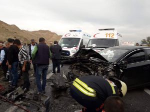 İki Otomobil Kafa Kafaya Çarpıştı: 1’i Ağır 6 Yaralı