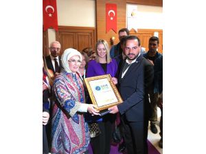 Emine Erdoğan’a Midyat Taşından Tablo Hediye Edildi