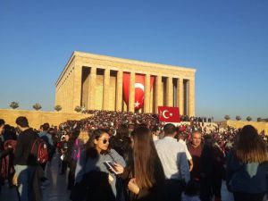 Efeler’in Gençleri Anıtkabir’de Ata’nın Huzurunda