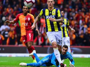 Spor Toto Süper Lig: Galatasaray: 1 - Fenerbahçe: 0 (İlk Yarı)