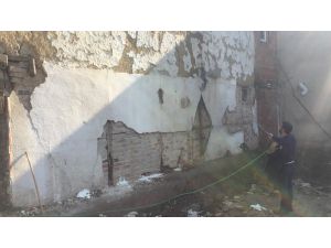 Baca Yangınına Hortumla Müdahale Ettiler
