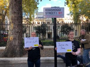 Londra’daki Suudi Arabistan Büyükelçiliği Sokağına “Kaşıkçı Sokağı” Tabelası