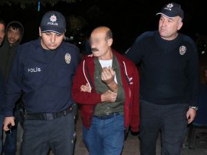Aranan Suçlular Parkta Oturdukları Sırada Polise Yakalandı