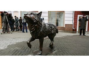 Rusya’da Vefakar Köpeğin Heykeli Dikildi