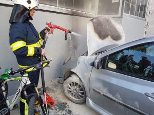Park Halindeki Otomobilin Motor Bölümü Alev Aldı
