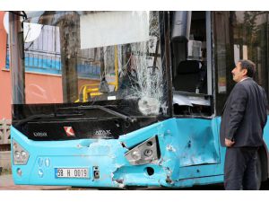 Ehliyetsiz Sürücünün Kullandığı Otomobil, Halk Otobüsüne Çarptı