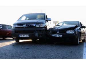 Otomobil İle Kamyonet Çarpıştı: 1’i Çocuk 5 Yaralı