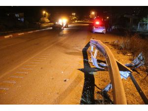 Virajı Alamayan Otomobil Bariyerlere Çarptı: 3 Yaralı