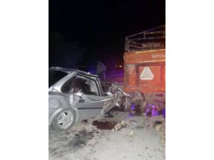Otomobil Römorka Çarptı: 2 Ölü, 2 Yaralı