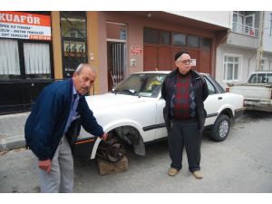 Tekirdağ’da Otomobilin Lastikleri Bıçaklandı