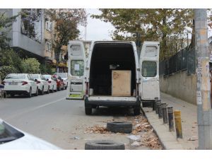 Küçükçekmece’deki Şüpheli Sandıktan, Kaçak Sigara Çıktı