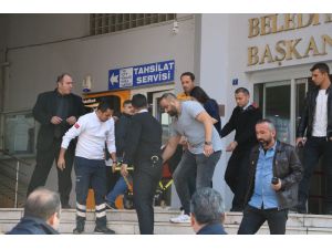 Belediyenin Dördüncü Katından Atlamak İstedi