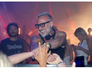 İtalyan milyoner ve DJ Gianluca Vacchi, Serik'te sahneye çıktı