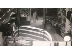 8 Kişi Girdiler, 5 Dakikada 45 Bin Tl’lik Malzeme Çaldılar