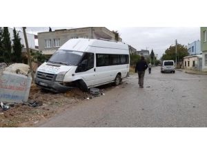 Minibüs İle Otomobil Çarpıştı: 2 Yaralı