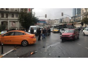 Tepebaşı’nda Kırmızı Işıkta Geçtiği İddia Edilen Otomobile Taksi Çarptı