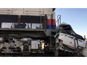 Tren İle Minibüs Çarpıştı: 2 Ölü