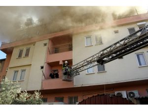 Çatı Yangınında Mahsur Kalan Çocuk Son Anda Kurtarıldı