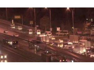 E-5’te Kamyon Devrildi, Trafik Kilitlendi