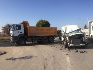 Kamyon İle Servis Aracı Çarpıştı: 1 Yaralı