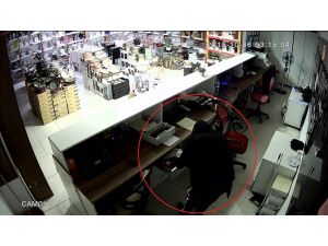 Çatıdan Girdiği Ptt Şubesi Ve Avm’yi Soyan Cezaevi Firarisi Tutuklandı