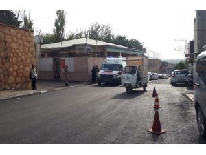 Eşini Ve İki Kızını Darp Etti
