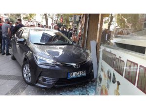 (Düzeltme) Sürücüsü Direksiyon Başında Rahatsızlanan Araç İş Yerine Daldı